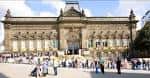 Plaza exterior del museo con visitantes y ambiente festivo ideal para eventos