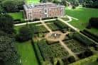 Jardines renacentistas frente al palacio en un día soleado