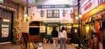 Interior recreado de una calle histórica con tiendas y carruaje antiguo