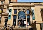 Fachada principal del Leeds Art Gallery con entrada y escalinata