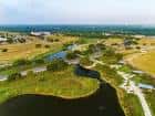 Vista aérea del Greenline Park mostrando senderos, lagos y áreas verdes