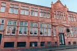 Fachada exterior del edificio de ladrillo rojo de Malacuna Birmingham