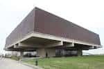 Vista exterior del Ohio History Center con su distintiva arquitectura brutalista