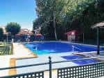 Interior del salón de eventos con disposición de mesas y suelo de madera pulida