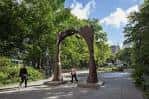 Entrada arqueada de arte contemporáneo en el espacio verde