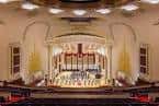 Interior del auditorio del Heinz Hall mostrando el gran órgano y el escenario iluminado