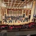 Vista panorámica desde la platea del Heinz Hall durante una actuación orquestal