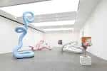 Interior de la galería Gagosian en Londres con esculturas contemporáneas y luz natural