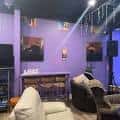 Espacio acogedor con sofás y paredes decoradas para celebraciones