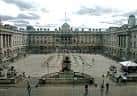 Vista panorámica del patio central de Somerset House con fuente y arquitectura neoclásica