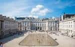 Fachada principal del edificio bajo cielo azul, ideal para eventos al aire libre