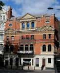 Vista exterior diurna del Royal Court Theatre en Chelsea, Londres