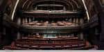 Interior del auditorio con butacas rojas y balcones ornamentados