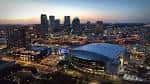 Vista aérea nocturna del Benchmark International Arena en Tampa