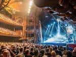 Concierto en vivo con público y escenario con efectos de luz
