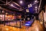 Interior del Club Vinyl con pista de baile y barra iluminada