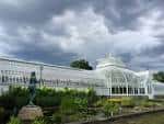 Fachada exterior del Phipps Conservatory bajo cielo nublado, mostrando su estructura de vidrio y acero
