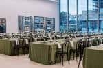 Sala de eventos del Tampa Museum of Art preparada para una boda con mesas y sillas