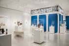 Interior de la galería del museo con exhibiciones de arte moderno