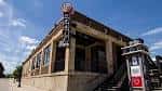 Vista exterior del A&R Music Bar en Columbus con su distintiva fachada y letrero