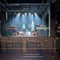 Escenario interior del bar con iluminación profesional y banda en vivo