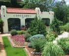 Fachada de Soulard Station rodeada de jardines y vegetación