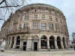 Vista exterior del edificio histórico en Fargate con arquitectura clásica y arcos