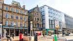 Plaza de Fargate con edificios modernos y tradicionales, ambiente urbano