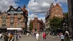 Vista diurna del Old Market Square con edificios históricos y gente caminando