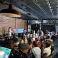Interior del Hashtag Comedy Club con público y comediante en el escenario