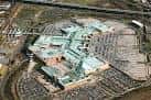 Vista aérea del centro comercial Meadowhall con su distintiva arquitectura y aparcamientos