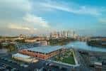 Vista panorámica desde arriba del complejo de Armature Works junto al río con el skyline de Tampa al fondo