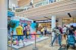 Interior del centro comercial mostrando zonas de exhibición y áreas de eventos