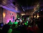 Espectáculo en vivo en el Hashtag Comedy Club con luces de colores