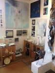 Interior de la galería con obras de arte expuestas