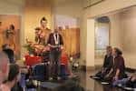Clase introductoria de meditación en el interior del centro con participantes sentados