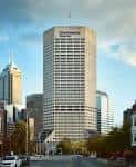 Fachada frontal del OneAmerica Tower durante el día