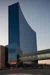 Vista exterior del JW Marriott Indianapolis al atardecer