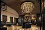 Interior elegante del lobby con lámpara de cristal y mobiliario moderno