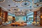 Área de recepción con iluminación circular y decoración contemporánea