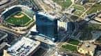 Perspectiva aérea que muestra el hotel junto a un estadio de béisbol