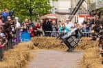 Evento al aire libre con público y decoración temática