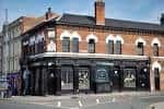 Fachada exterior del Rainbow Pub en Birmingham durante el día