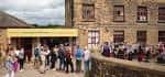 Vista exterior del Museo Industrial de Leeds en Armley Mills con visitantes reunidos