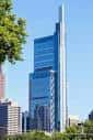 Comcast Technology Center visto desde una perspectiva lateral con cielo despejado