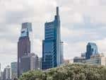 Panorámica del skyline de Philadelphia destacando el Comcast Technology Center entre otros rascacielos