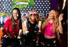 Grupo de personas celebrando en el interior del club con confeti y ambiente festivo