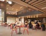 Interior del café y bar del Leeds Playhouse con diseño moderno