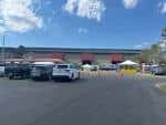 Exterior del Expo Hall con estacionamiento y carpas blancas