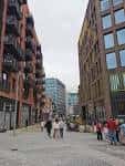 Vista exterior de la calle Cambridge en Sheffield con edificios modernos y peatones